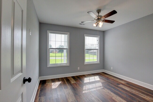 Building Photo - 133 Riverbend Dr
