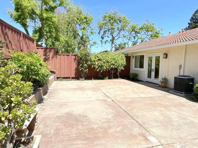 Building Photo - NEW PRICE ! Newly updated Danville Greenbr...