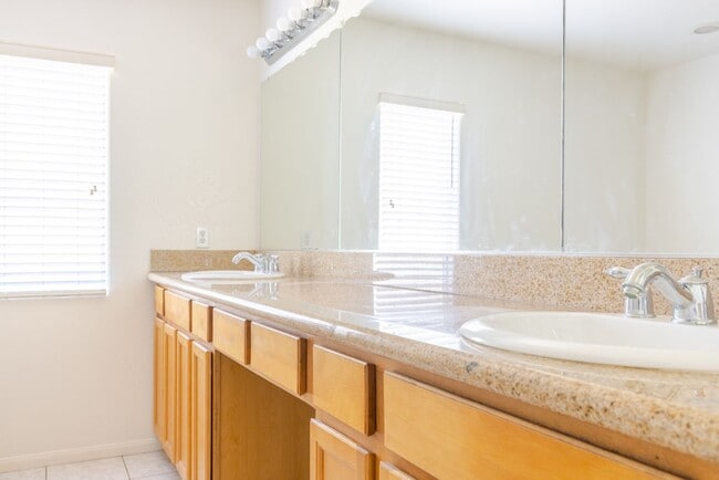 Building Photo - Stunning 4-Bedroom Home for Rent in Brawley!