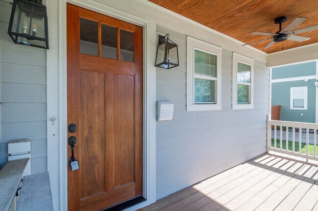 Building Photo - 1005 State St