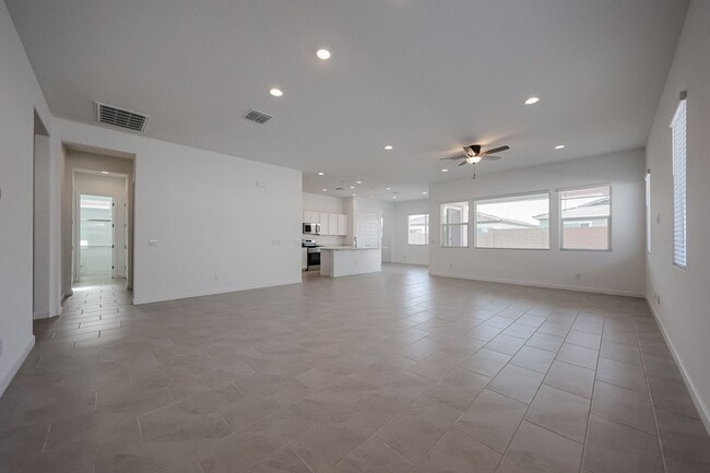 Building Photo - Beautiful 4 bedroom plus den home in Aloravita