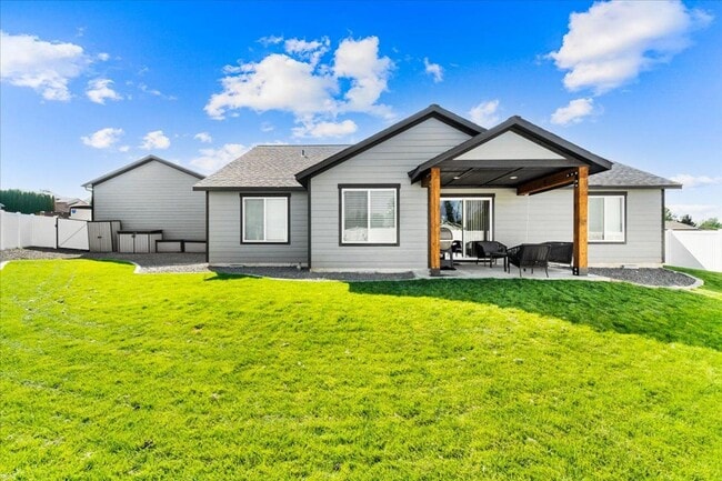 Building Photo - Beautiful New home in Post Falls