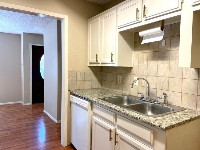 Building Photo - 2 Bedrooms 1.5 Bath 1/2 Duplex For Lease in Frisco