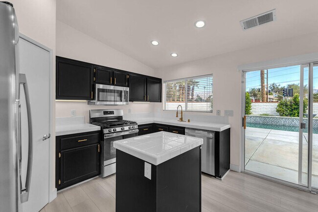 Building Photo - 83950 Avenida Serena