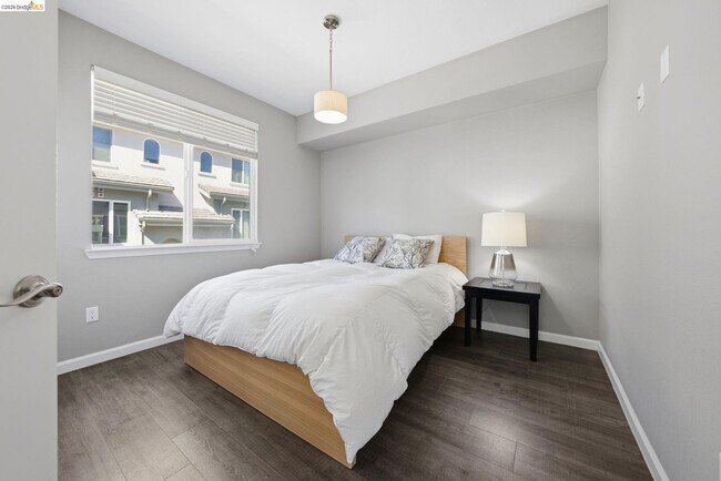 Building Photo - 817 Estancia Ter