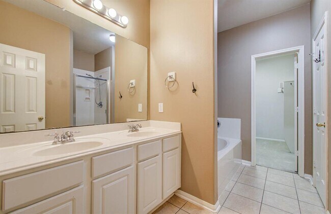 Building Photo - 14543 Bergenia Dr
