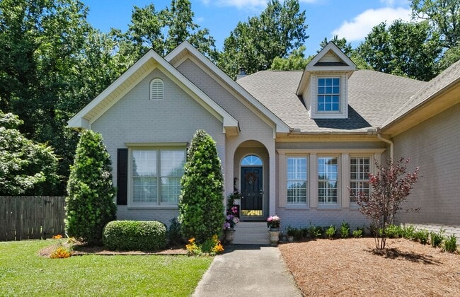Building Photo - Beautiful 5 Bed 3.5 Bath Home! Available Summer 2026! Book Your Tour Today!