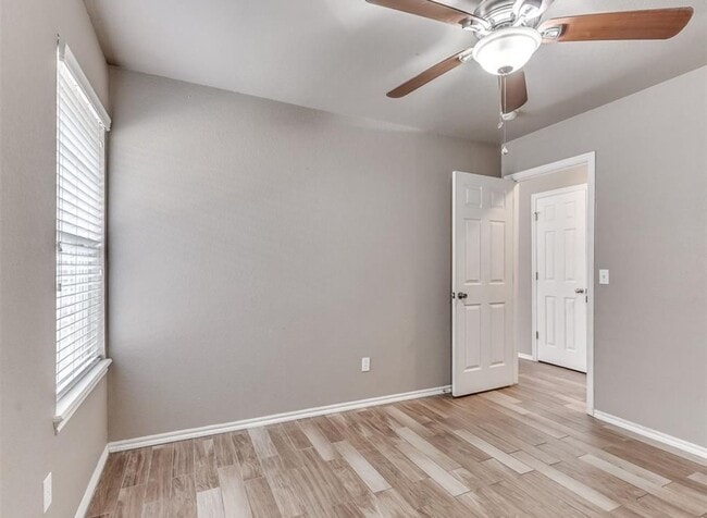 Building Photo - * * * $250 Move-in Special * * * Charming 3 Bedroom Home in Yukon with Modern Updates! * * * $250...