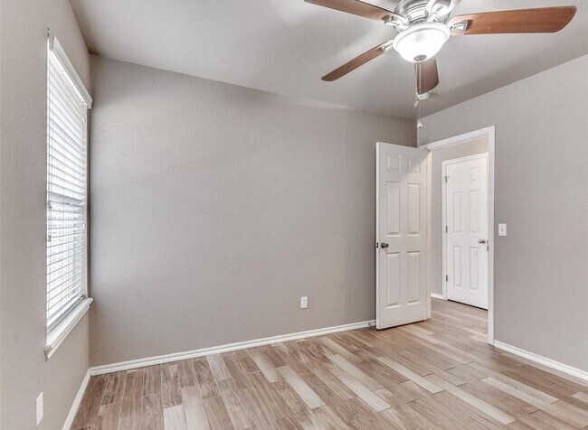 Building Photo - Charming 3 Bedroom Home in Yukon with Modern Updates