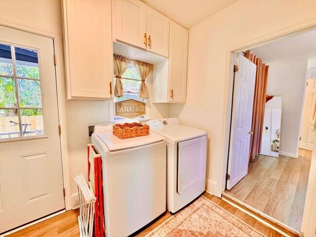 Building Photo - 4 Bedroom 2 Bath Bungalow, in Forsyth Park- Available Jan 3rd!!!