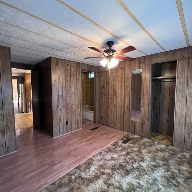 Building Photo - 282 Pete Martin Dr