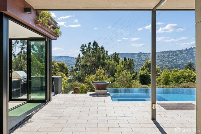 Building Photo - 1435 Lakeview Dr