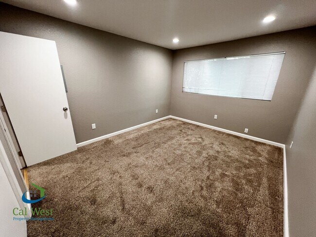 Building Photo - $2695 Remodeled 2 Bed/1 Bath Upstairs Unit