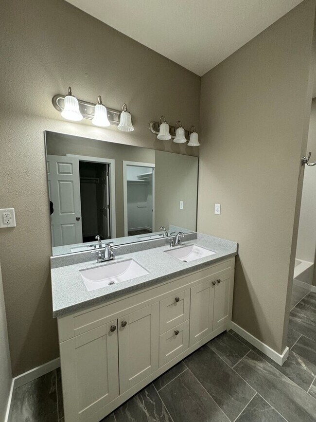 Building Photo - Newer 4 Bedrooms/2 Baths/Oversized 2 Car Garage Home Coming Available!