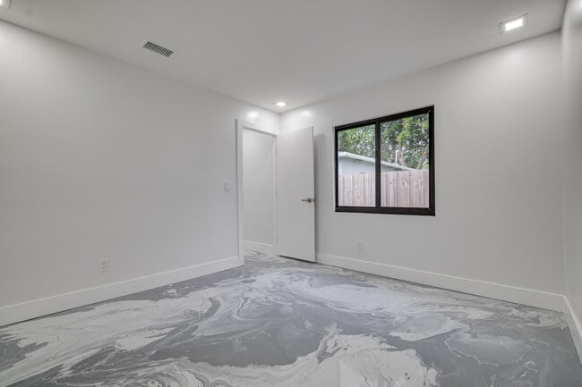 Building Photo - 1126 NW 4th Ave