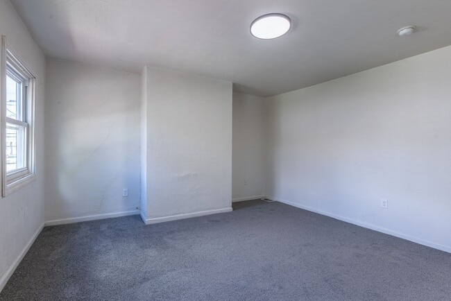 Building Photo - AVAILABLE OCTOBER 15th - Quirky 3+ Bedroom...