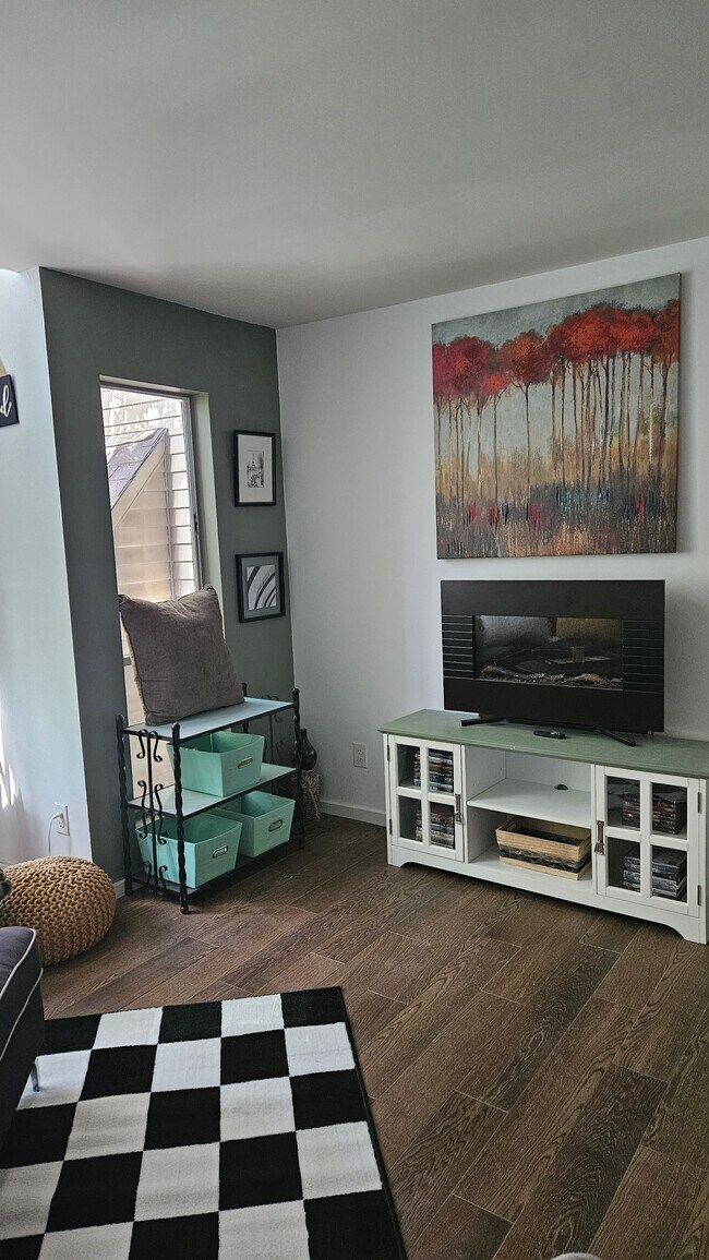 Building Photo - 415 W 7th St