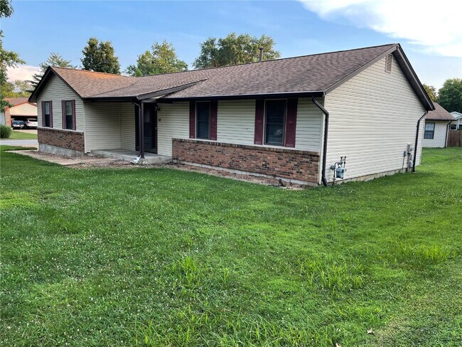 Building Photo - 14 Twin Oaks Dr