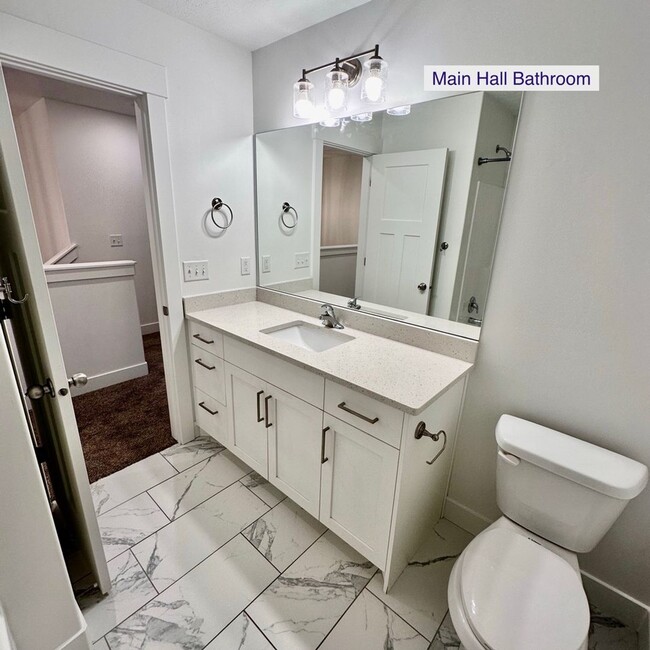 Building Photo - Beautiful townhome walking distance to eve...