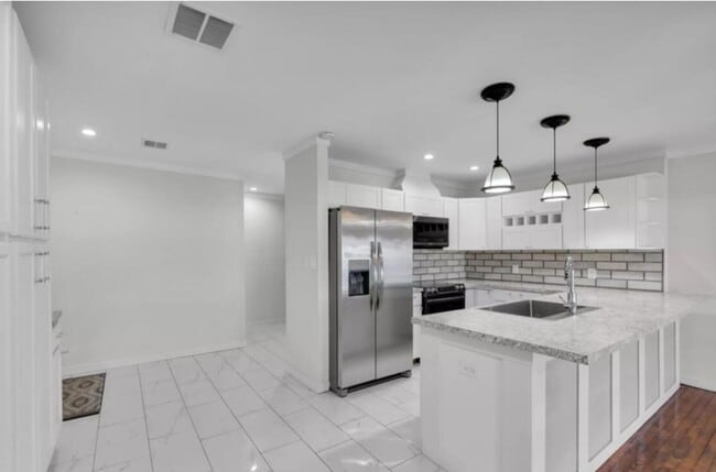 Building Photo - 3 Bedroom Newly Renovated  Apartment with ...