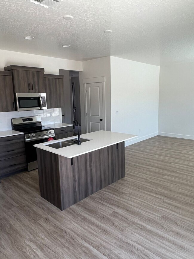 Building Photo - Newer 4 bedroom townhome in South Desert Gardens!