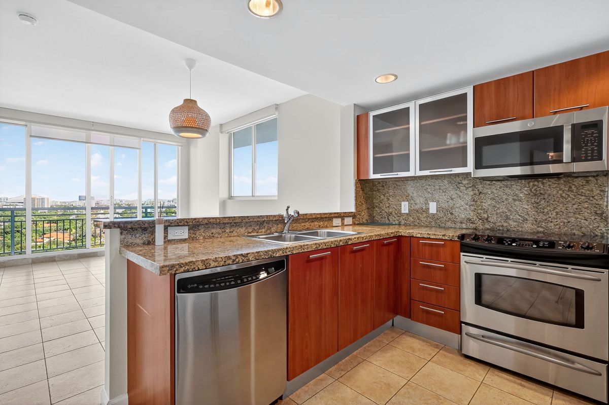 Building Photo - 2021 SW 3rd Ave