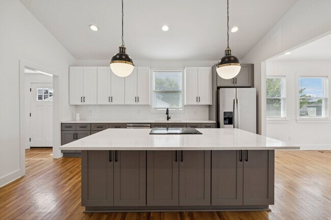 Building Photo - Beautifully Remodeled Home Just Minutes From Downtown Nashville