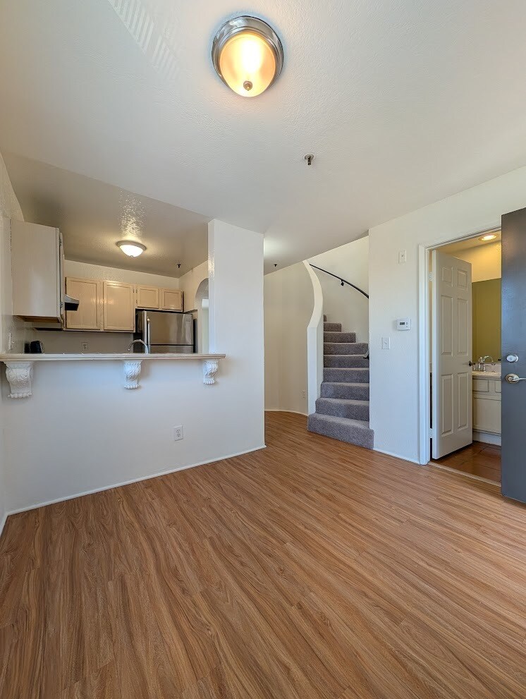 Building Photo - 1460 N Mansfield Ave