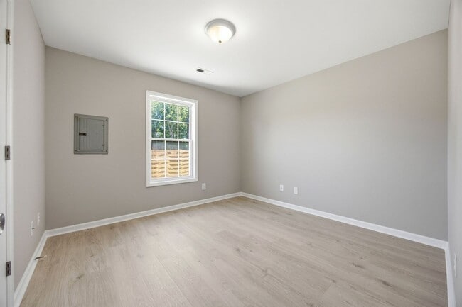 Building Photo - Renovated Apartment for rent