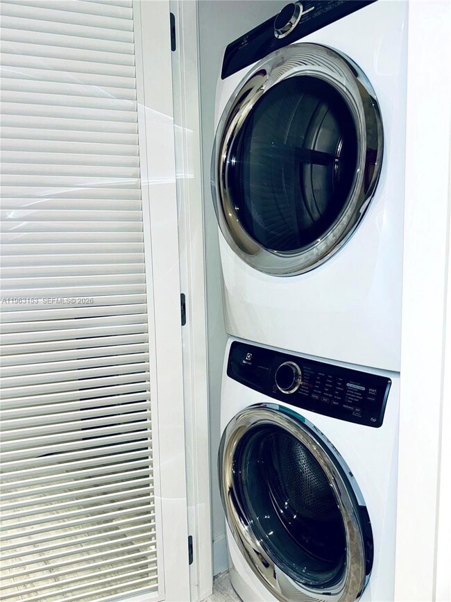 Building Photo - 1451 Brickell Ave