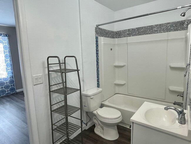 Building Photo - Updated and Spacious 2 bed 2 bath in the P...