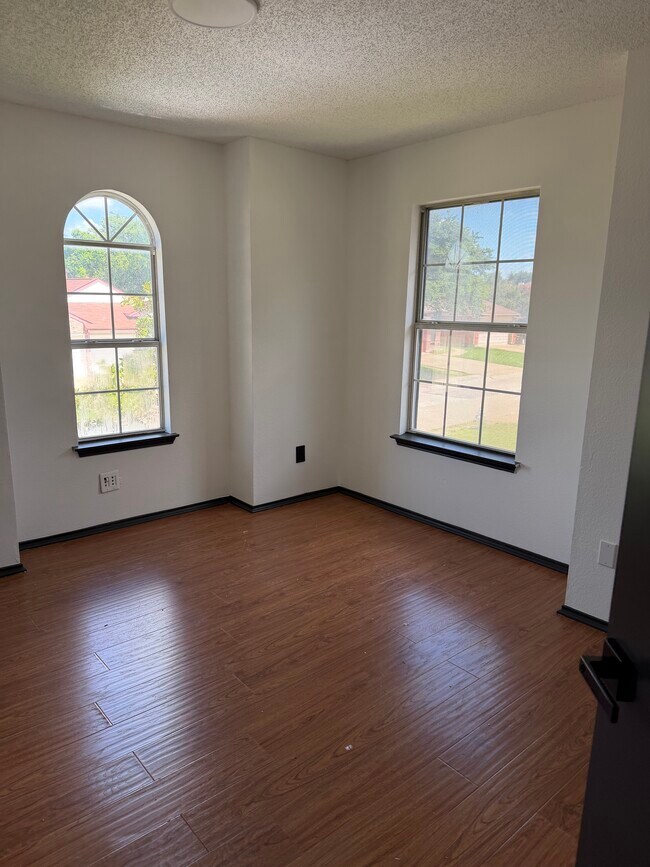 Building Photo - 5107 Whitehaven Dr