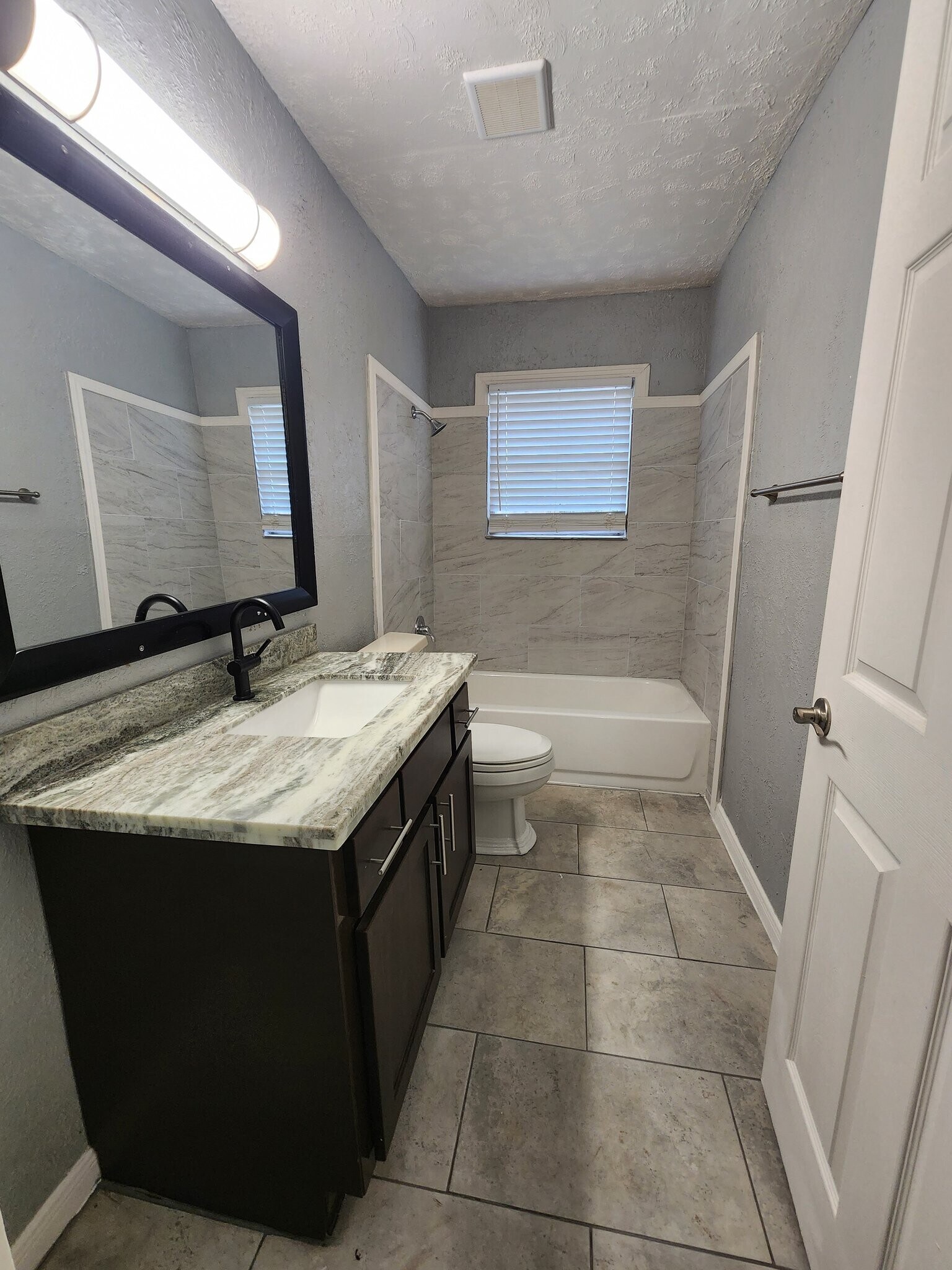 Building Photo - 418 E 1st St