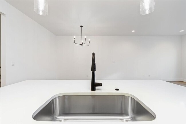 Building Photo - Brand New 3 Bed 2.5 Bath Townhouse With Many Amenities