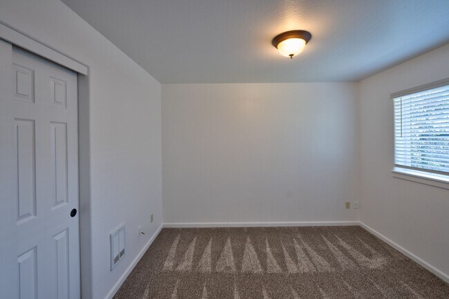 Building Photo - 993