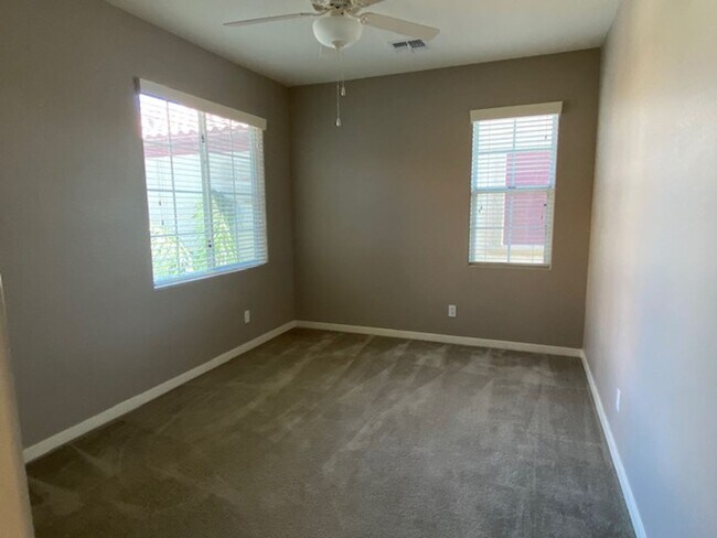 Building Photo - 2705 S Valle Verde