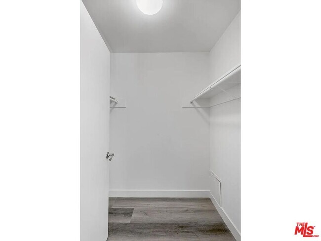 Building Photo - 909 Croft Ave