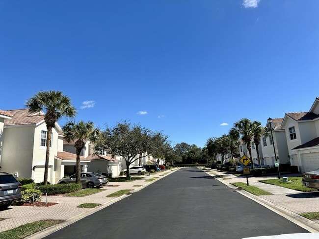 Building Photo - 860 Hampton Cir