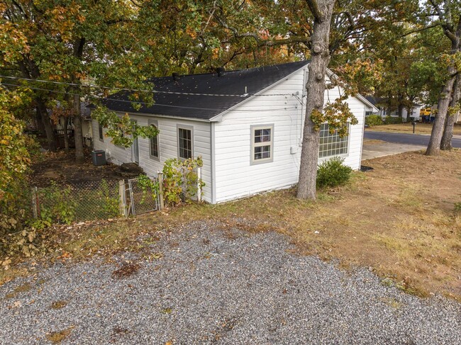 Building Photo - Freshly Updated 3 Bedroom House