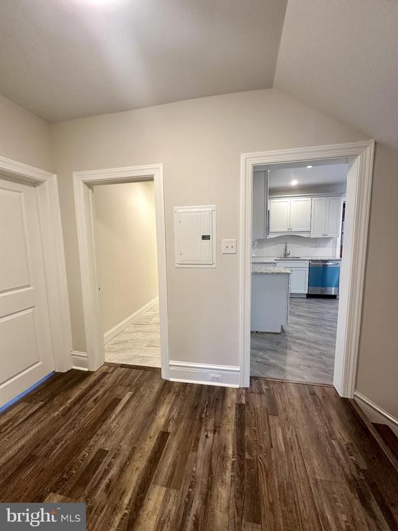 Building Photo - 125 E 4th Ave