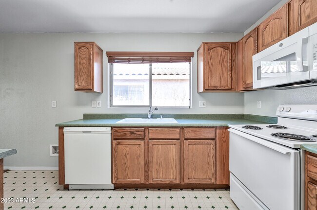 Building Photo - 808 W Roeser Rd