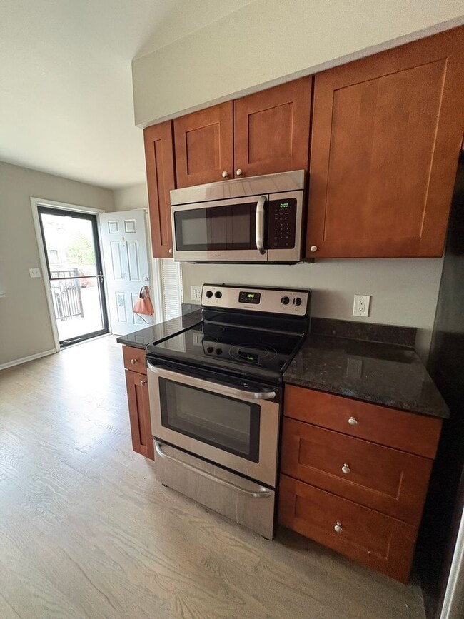 Building Photo - Beautifully Updated Townhouse – Prime Location!