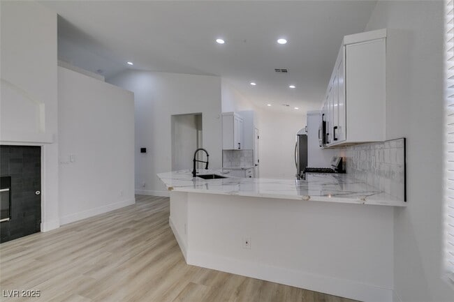 Building Photo - 823 Wintersweet Rd