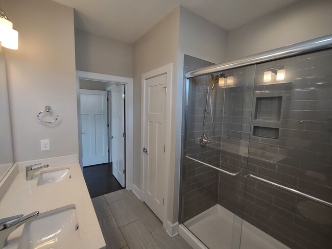 Building Photo - Pristine, move in ready Townhome located i...