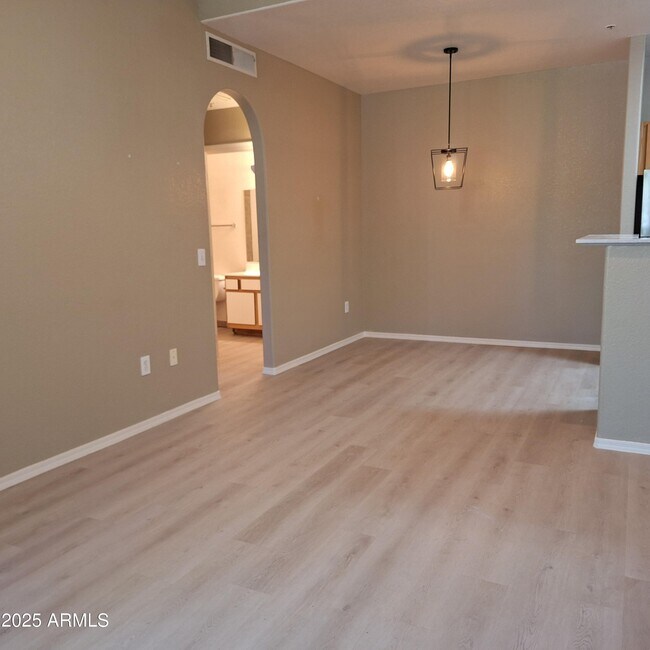 Building Photo - 2929 W Yorkshire Dr