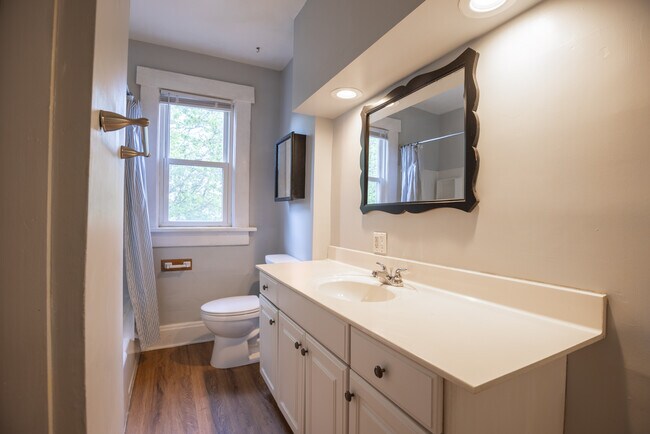 Building Photo - 796 Ebner St