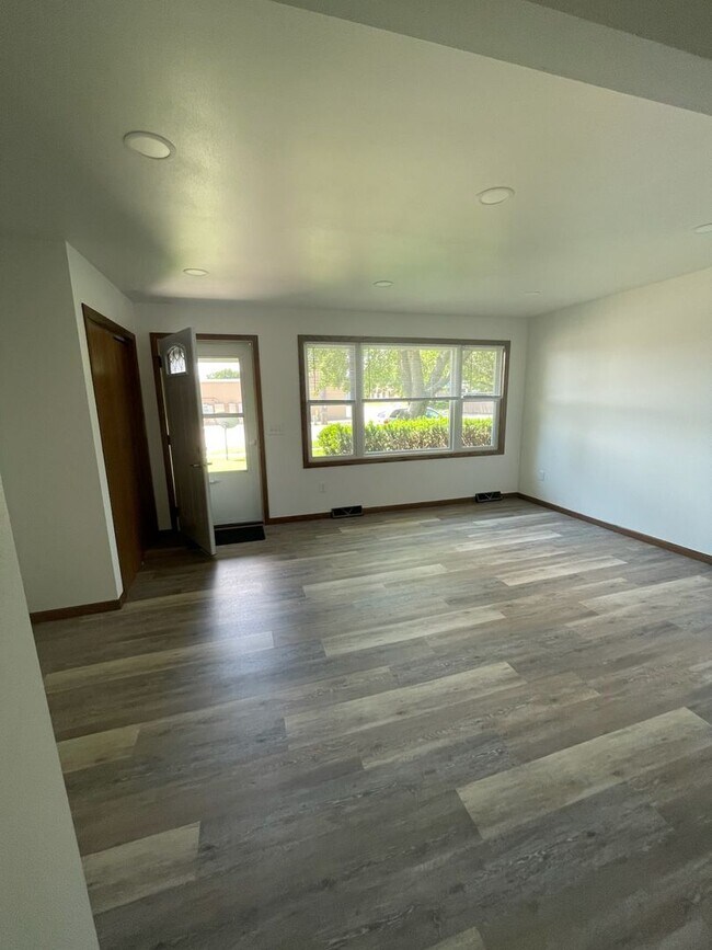 Building Photo - FULLY UPDATED 2-bedroom, 1-bath home (with bonus room) in Janesville