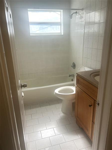 Building Photo - 3050 NW 5th Ct