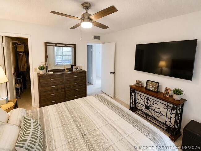 Building Photo - 567 Burgundy L