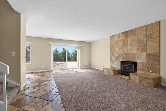 Building Photo - Canyon Crest Home
